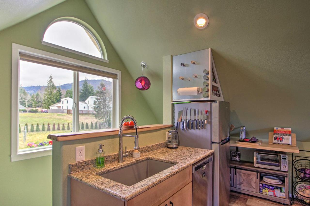 Charming Port Angeles Studio With Deck And Views! Apartment Exterior photo