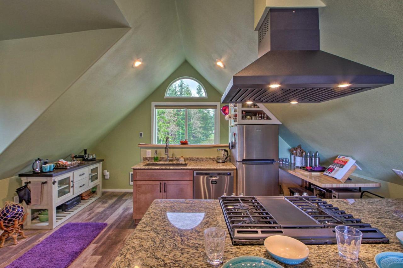 Charming Port Angeles Studio With Deck And Views! Apartment Exterior photo