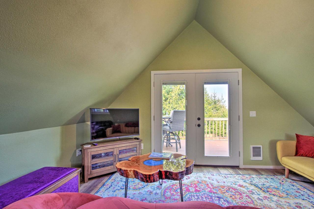 Charming Port Angeles Studio With Deck And Views! Apartment Exterior photo